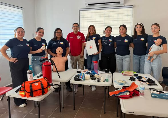 Equipo de Edu Kids durante su capacitación en primeros auxilios