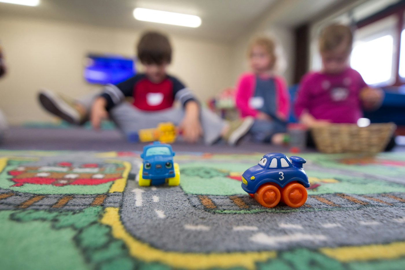 Niños jugando con juguetes en un espacio de preescolar